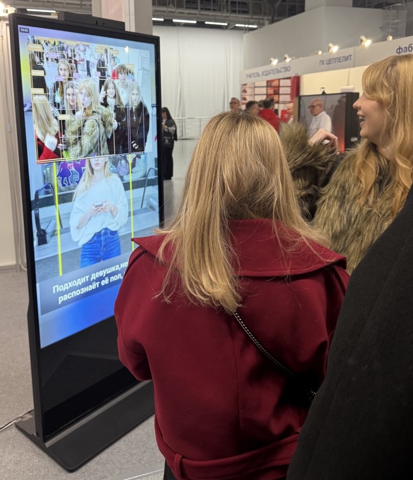 Девушка смотрит на стенд NEIMARKER